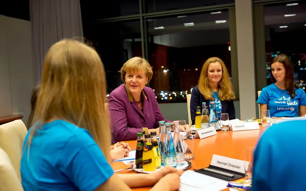 UNICEF-JuniorBotschafter und Angela Merkel | © UNICEF/DT2012-23183/Julia Zimmermann UNICEF-JuniorBotschafter zu Besuch im Bundeskanzleramt