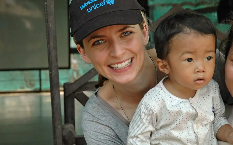 Wasser wirkt: UNICEF-Projektreise Eva Padberg Kambodscha 2013. | Foto: UNICEF/Claudia Berger. Wasser wirkt: UNICEF-Projektreise Eva Padberg Kambodscha 2013. | Foto: UNICEF/Claudia Berger.