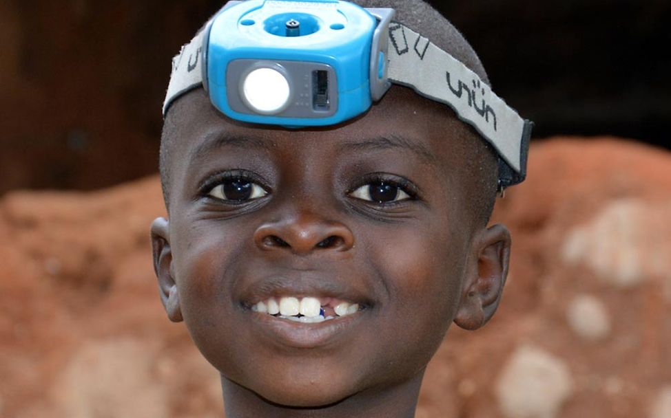 Burundi Innovation: Kinder und Familien profitieren von Solaranlagen und wiederaufladbaren LED-Lampen. 