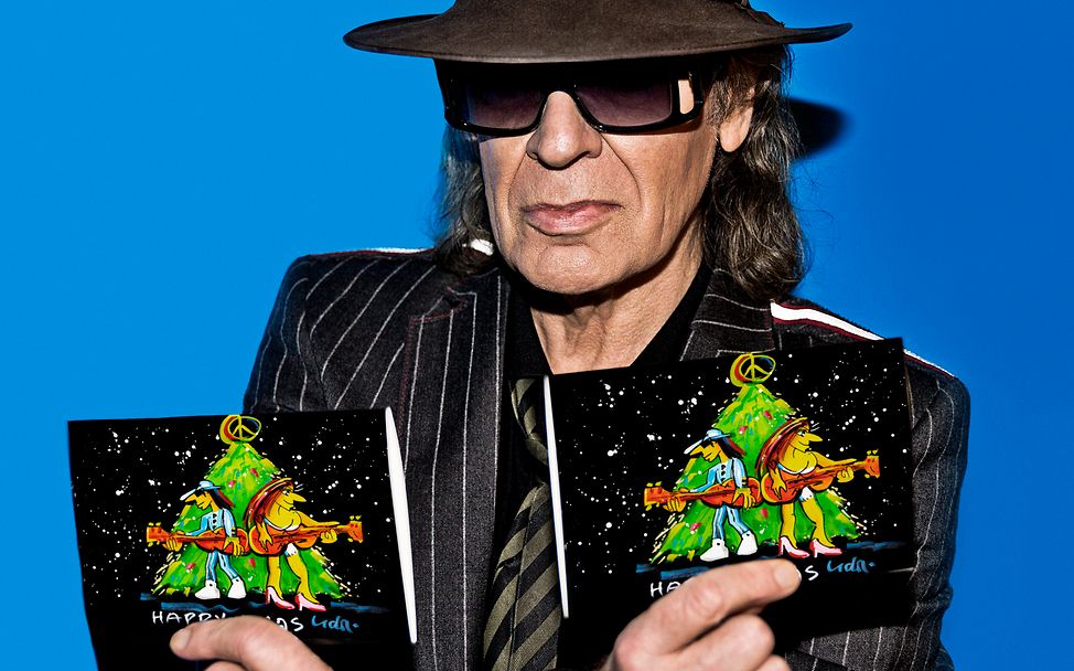 Udo Lindenberg zeigt sein neues Grußkarten-Motiv "Happy X-Mas".