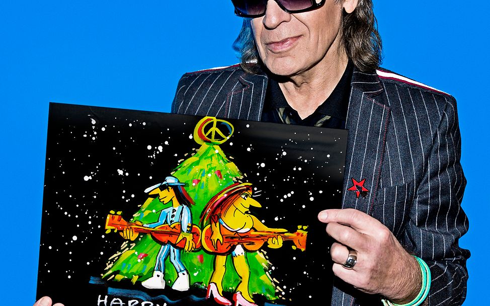 Udo Lindenberg zeigt seine neue UNICEF-Grußkarte "Happy X-Mas". 