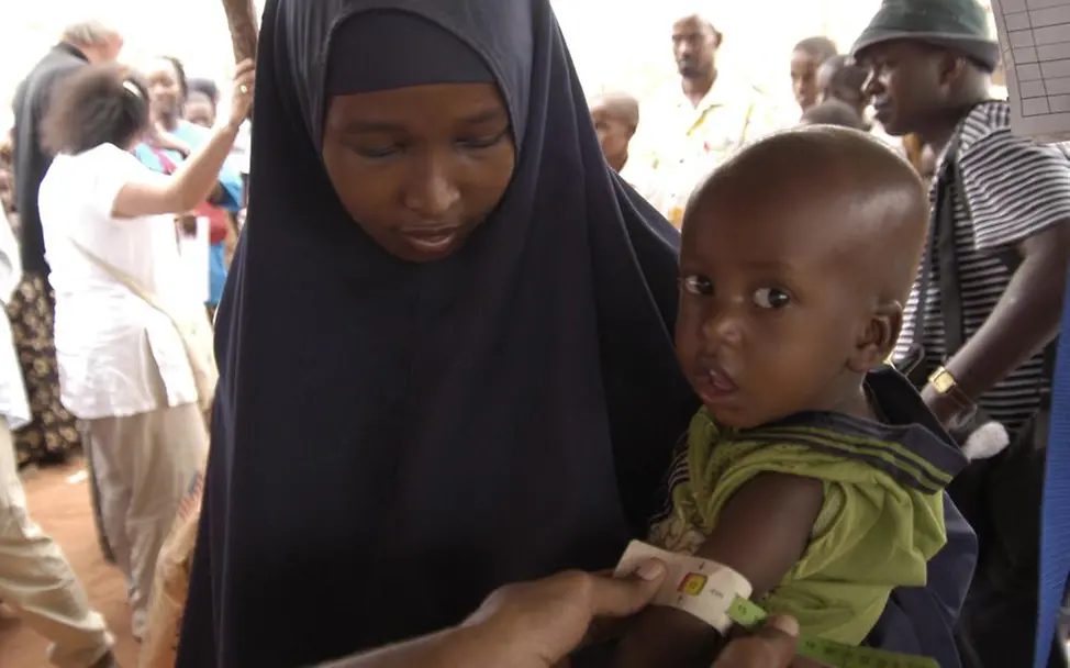 Eine Mutter mit ihrem Sohn in einem Ernährungszentrum in Somalia Hunger in Somalia