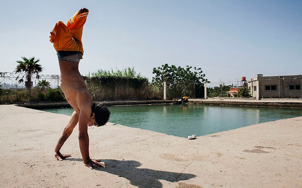 Libanon: Weshalb Mohammed das Schwimmen so liebt | © Laura Boushnak (Freie Fotografin, Rawiya Collective)