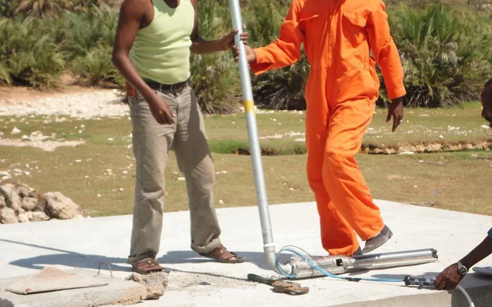 Die Solarpumpen-Experten sind im Dorf | © UNICEF Somalia Somalia Wasser: Experten warten die Solarpumpen