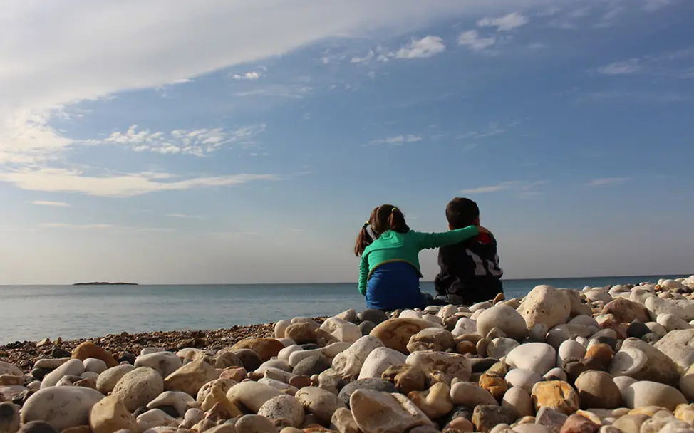 Alaa hat einen neuen Lieblinsplatz am Meer | © UNICEF/Khudr Al-Issa Syrien: Alaa und ihr Bruder sitzen am Meer