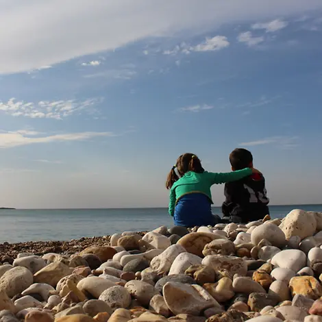 Alaa hat einen neuen Lieblinsplatz am Meer | © UNICEF/Khudr Al-Issa Syrien: Alaa und ihr Bruder sitzen am Meer
