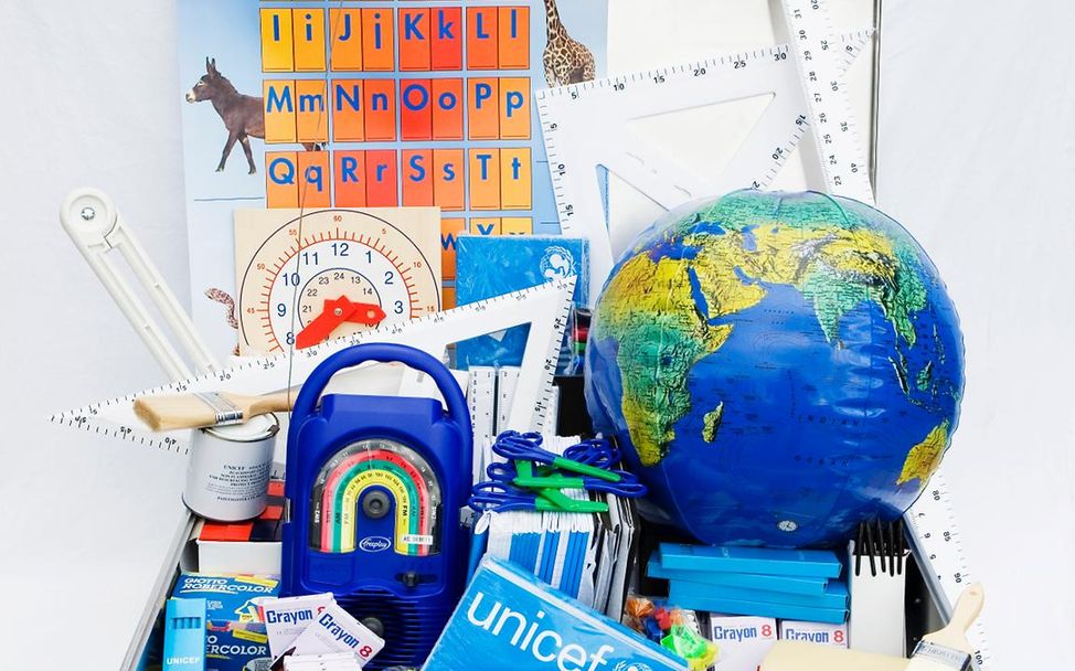 Die Schule in der Kiste aus dem UNICEF-Spendenshop