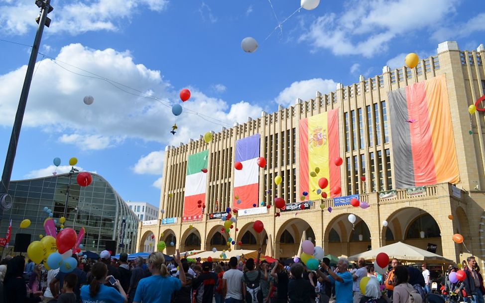 Ballons mit Zettelbotschaften werden steigen gelassen