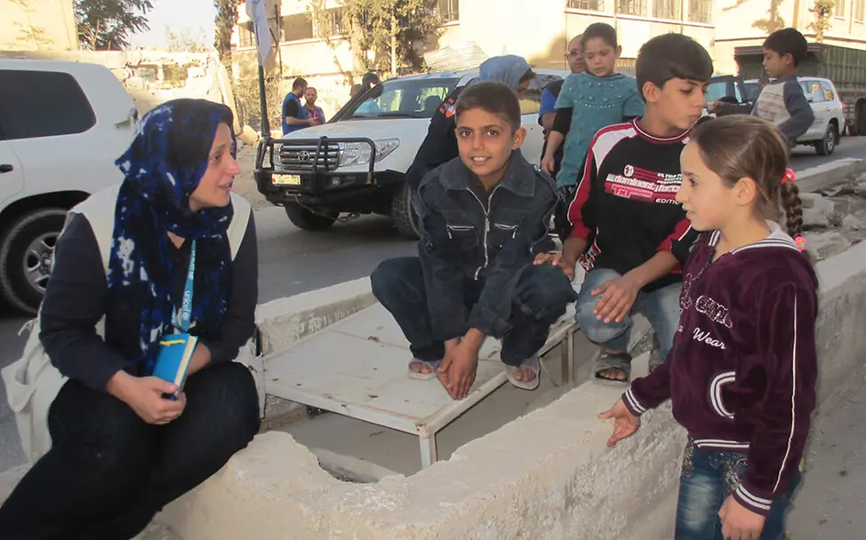Mirna Yacoub mit syrischen Kindern | © UNICEF Syrien Mirna Yacoub mit syrischen Kindern