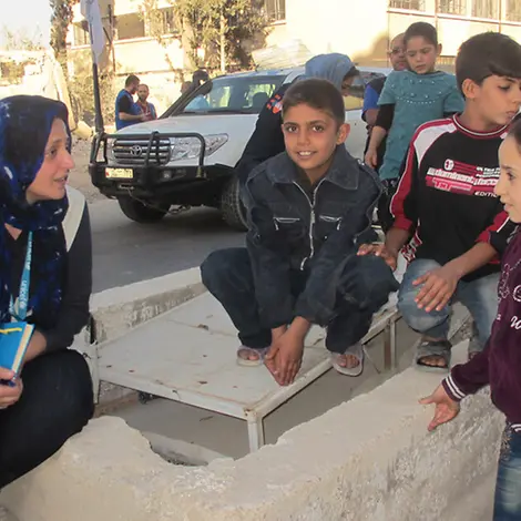 Mirna Yacoub mit syrischen Kindern | © UNICEF Syrien Mirna Yacoub mit syrischen Kindern