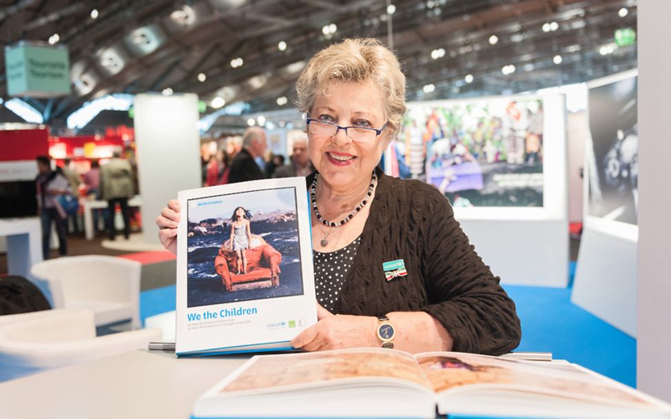  Marie-Luise Marjan mit dem Fotobildband "We the children". 