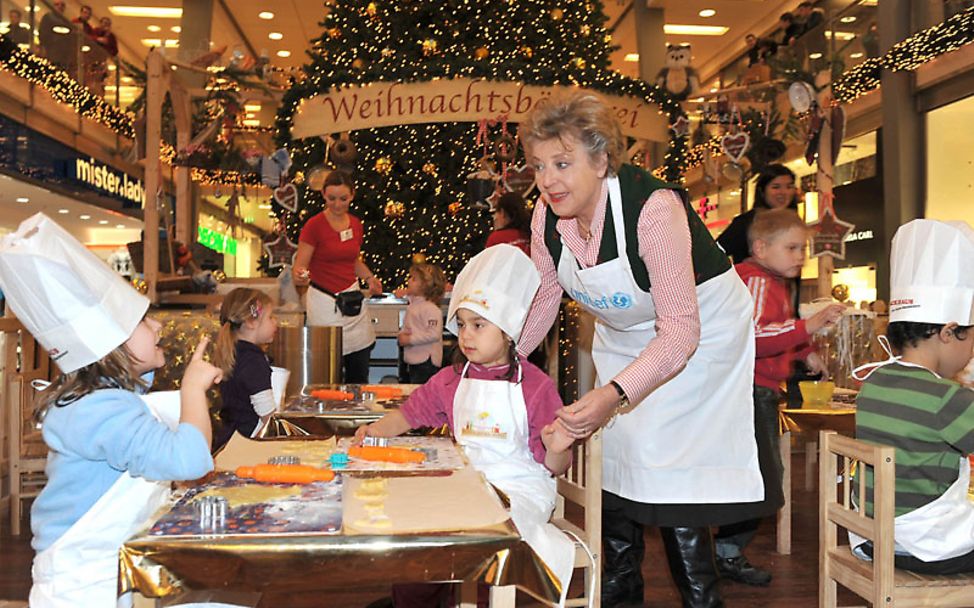 Marie-Luise Marjan mit Kindern beim Backen