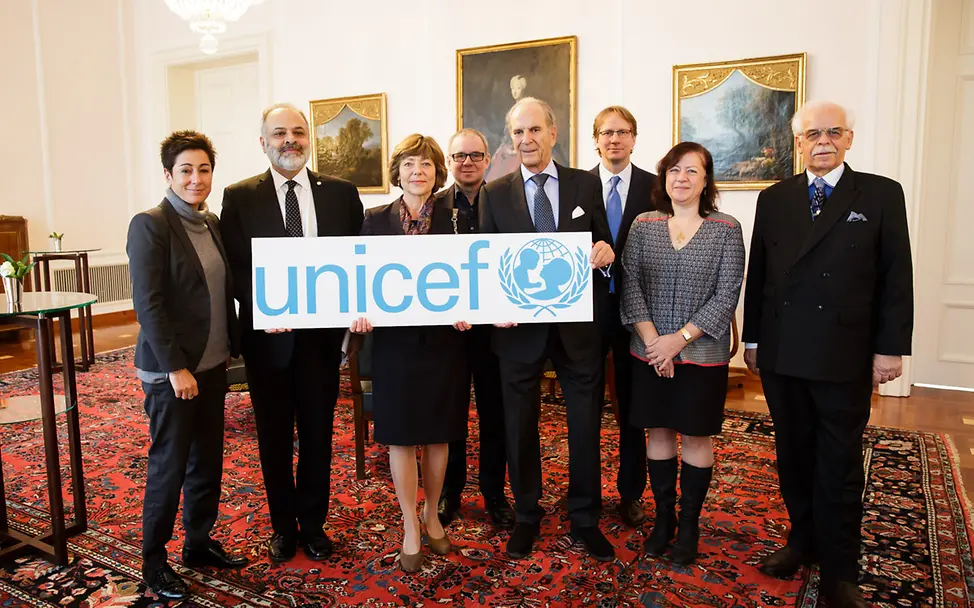 Kinder vor der Hölle retten. | © Bundesregierung/Steins Ein Gruppenfoto mit Daniela Schadt, Schirmherrin UNICEF Deutschland und den anderen Podiumsteilnehmern.