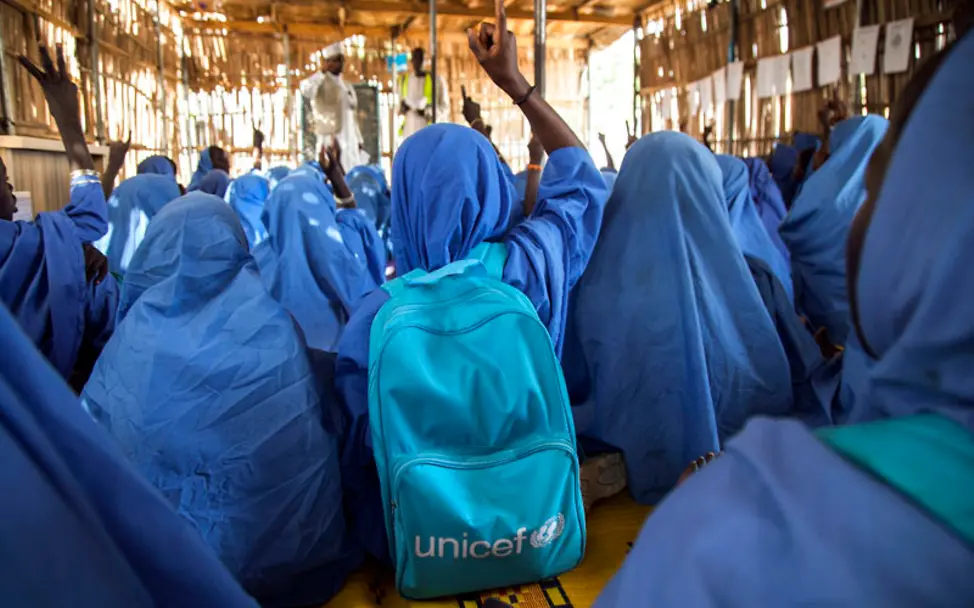UNICEF hilft Kindern in Nigeria mit Schulmaterial | © UNICEF/Naftalin Nigeria: Mädchen in einer Grundschulklasse