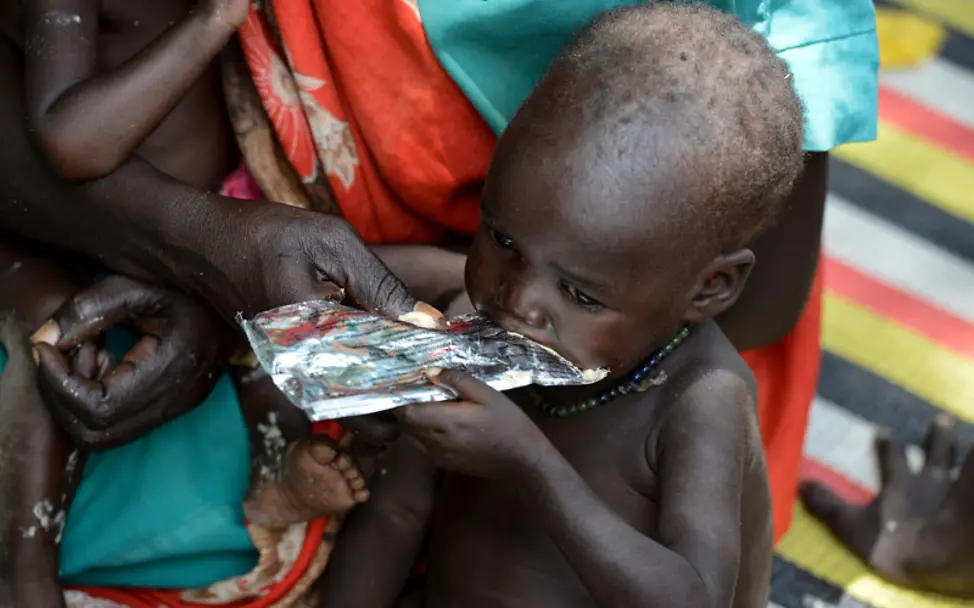 Ein Baby im Südsudan wird mit Erdnusspaste gefüttert | © UNICEF/Rich Hungersnot: Ein Baby wird mit Erdnusspaste gefüttert