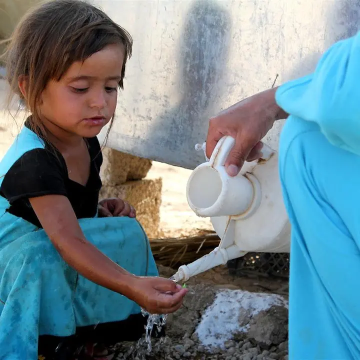 Hilfe für die Kinder in Syrien: Trinkwasser im Flüchtlingscamp. © UNICEF/Abdulmunem Hilfe für die Kinder in Syrien: Trinkwasser im Flüchtlingscamp. © UNICEF/Abdulmunem