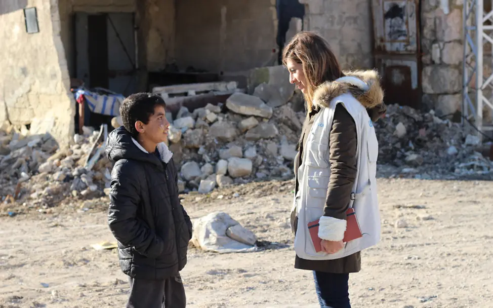 Majed spricht mit Basma Ourfali | © UNICEF/Syria 2017/Khudr Al-Issa Syrien: Majed spricht mit derUNICEF-Mitarbeiterin Basma Ourfali