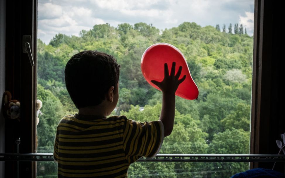 UNICEF-Studie Flüchtlingskinder: Karam spielt in seinem Zimmer mit einem Luftballon