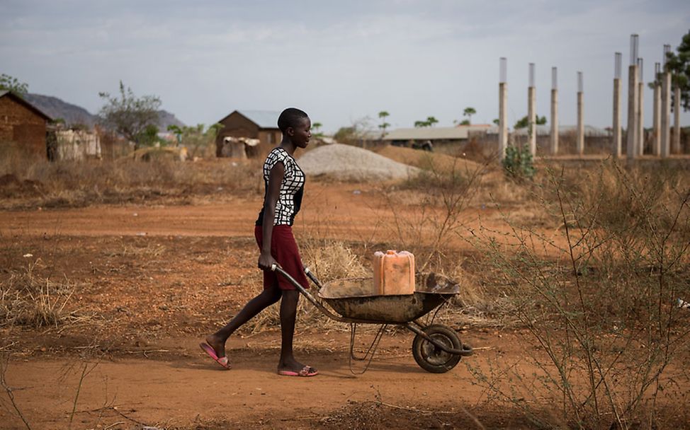 Südsudan: Amal mit einer Schubkarre und einem Wasserkanister