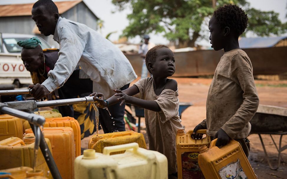 Südsudan: Ein Kind füllt sauberes Trinkwasser in einen Kanister ab