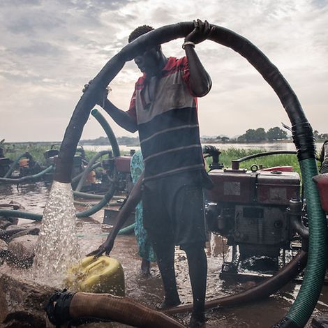 Südsudan: Ein Wasserkanister wird mit einem Schlauch befüllt