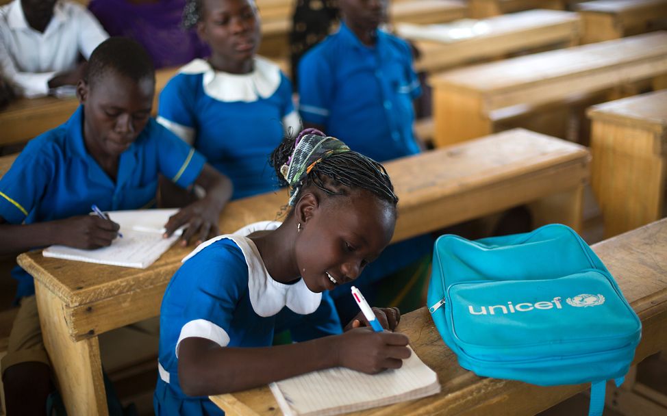 Die elfjährige Talatu in einer UNICEF-Schule in Kamerun. 