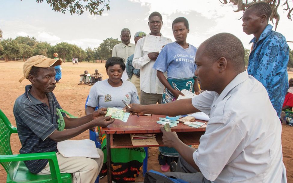 Malawi: Ein staatlicher Buchhalter gibt Paulino Gideon Geld