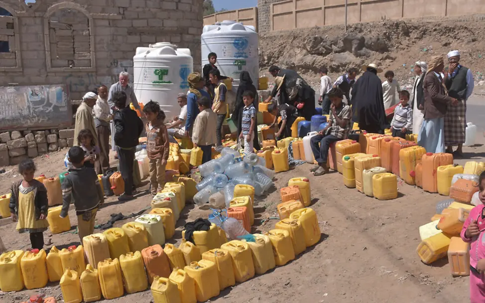 Menschen stehen Schlange vor einem Trinkwasser-Container | © UNICEF/Algabal Jemen Krieg: Menschen stehen Schlange mit Wasserkanister