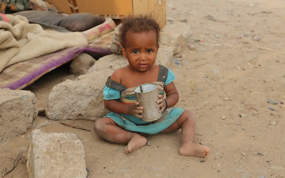 Durch den Bürgerkrieg vertrieben: Ein Kind in einer Notunterkunft | © UNICEF Yemen/Abdo Al-Kareem Jemen: Vertriebenes Kind mit leerer Dose in Notunterkunft
