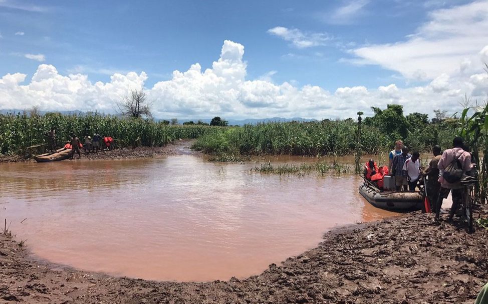 Malawi: Der Fluss wird auf einem Militärboot überwunden