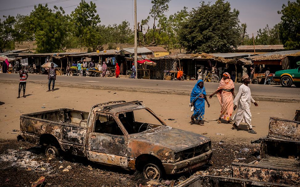 Nigeria: Ein ausgebranntes Auto als Zeuge eines Selbstmordattentäters