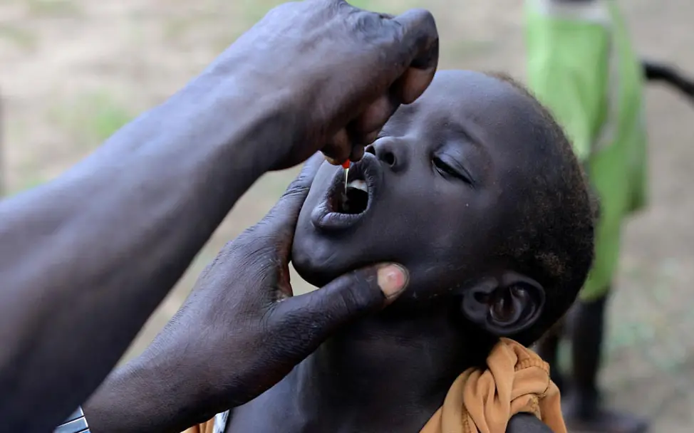 Ein Junge aus dem Südsudan erhält Vitamin A-Tropfen | © UNICEF/Pflanz Südsudan: Ein Junge erhält Vitamin A-Tropfen