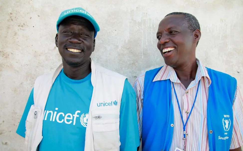 Die zwei Nothilfe Koordinatoren Simon Bol (links) und Odasi Mudogo | © UNICEF/Pflanz Südsudan: Zwei UNICEF-Nothilfe Koordinatoren
