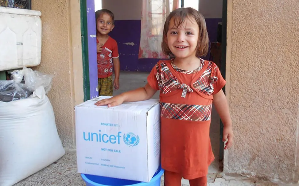 Die Freude ist groß über die UNICEF Hilfe | © UNICEF/Hussein Irak: Ein Mädchen freut sich über ein UNICEF-Paket