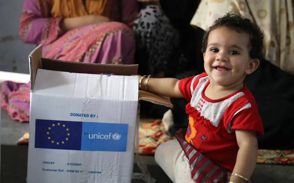 Sabaa im Irak packt ein UNICEF-Paket aus | © UNICEF/Anmar Irak: Sabaa packt ein Paket aus