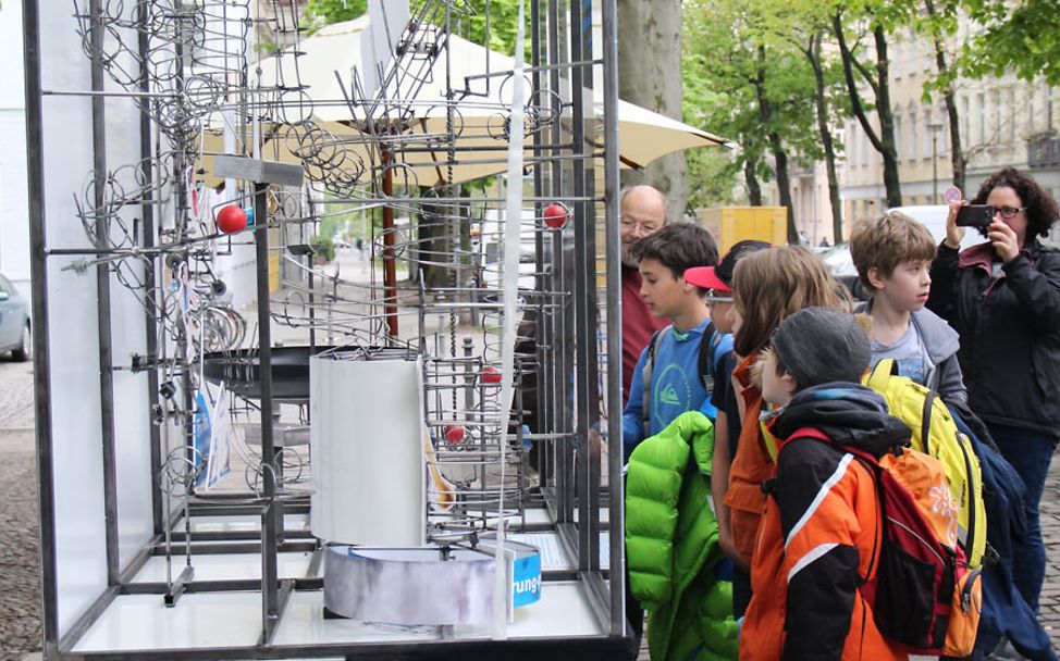 Besucher vor der UNICEF-Kugelbahn in Berlin