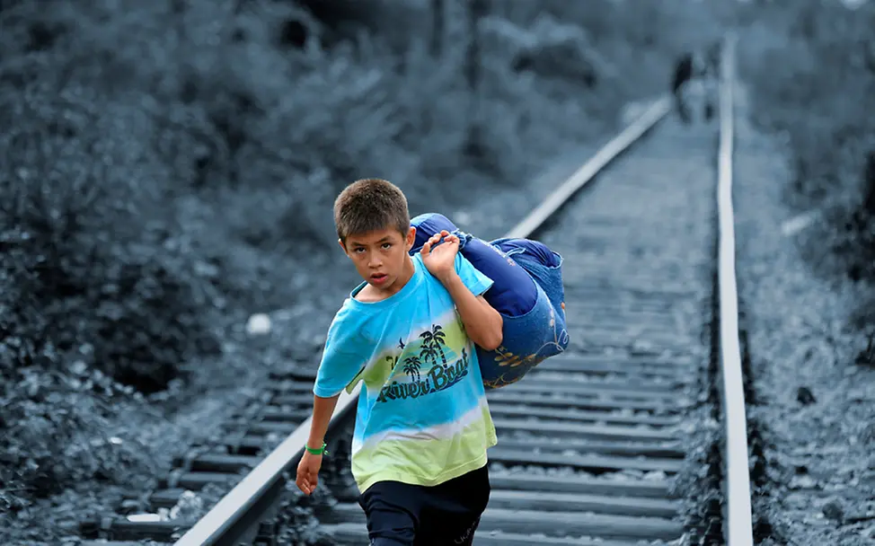 Serbien: Ein Junge auf der Flucht mit seiner verbliebenen Kleidung | © UNICEF/Georgiev Serbien: Ein kleiner Junge trägt einen Wäschebeutel auf seinen Schultern.