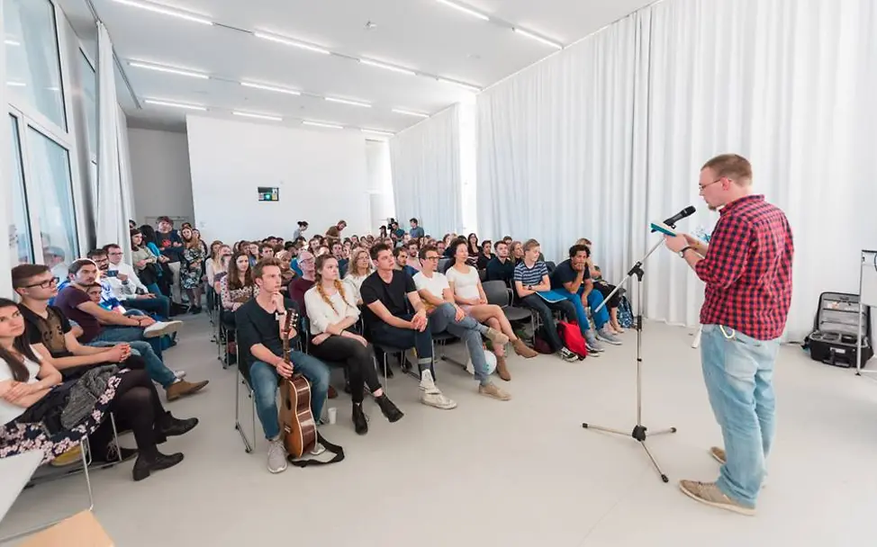 Junge Künstler „slammen“ für den guten Zweck und machten das UNICEF Poetry for Peace Event zu einem magischen Abend 2017_05_21_Poetry_Slam_2