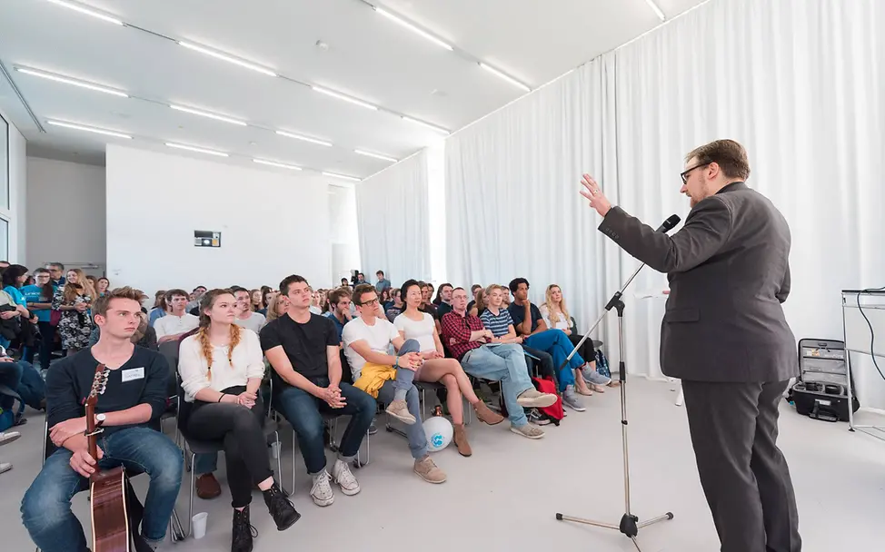 Junge Künstler „slammen“ für den guten Zweck und machen das UNICEF Poetry for Peace Event zu einem magischen Abend 2017_05_21_Poetry_Slam_3