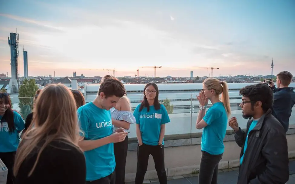 Junge Künstler „slammen“ für den guten Zweck und machen das UNICEF Poetry for Peace Event zu einem magischen Abend 2017_05_21_Poetry_Slam_5