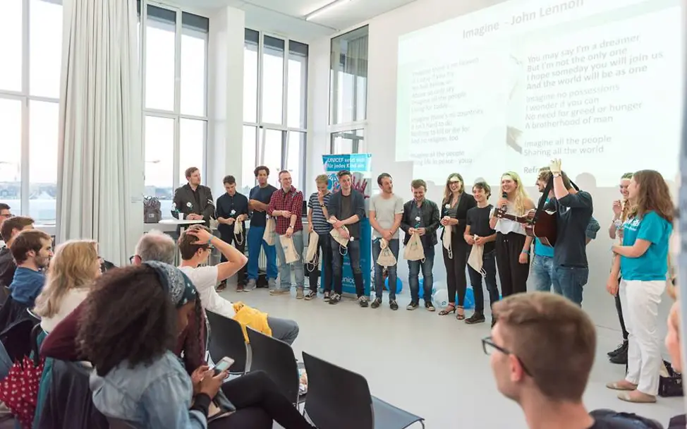 Junge Künstler „slammen“ für den guten Zweck und machen das UNICEF Poetry for Peace Event zu einem magischen Abend 2017_05_21_Poetry_Slam_6