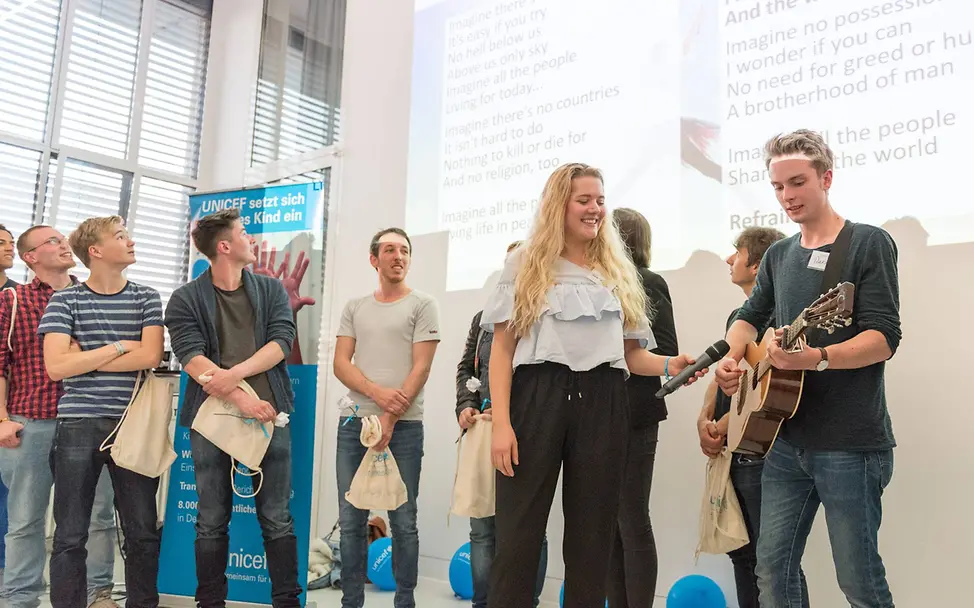 Junge Künstler „slammen“ für den guten Zweck und machen das UNICEF Poetry for Peace Event zu einem magischen Abend 2017_05_21_Poetry_Slam_7