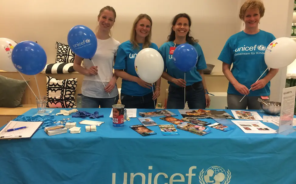 UNICEF-Mitarbeiter am Stand © UNICEF Berlin UNICEF-Mitarbeiter am Stand © UNICEF Berlin