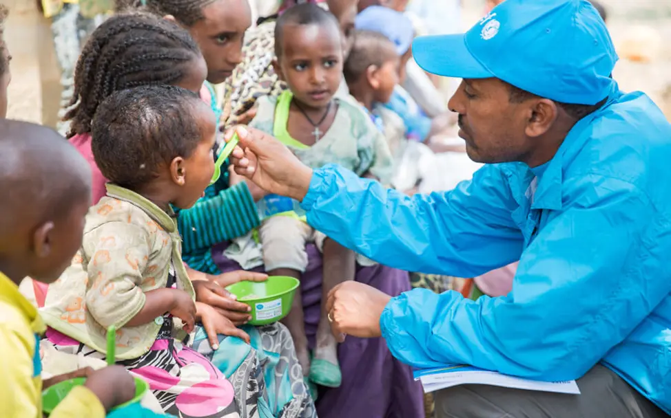 Hilfsgüter gegen den Hunger in Afrika: Ein UNICEF-Helfer in Äthiopien versorgt Kinder