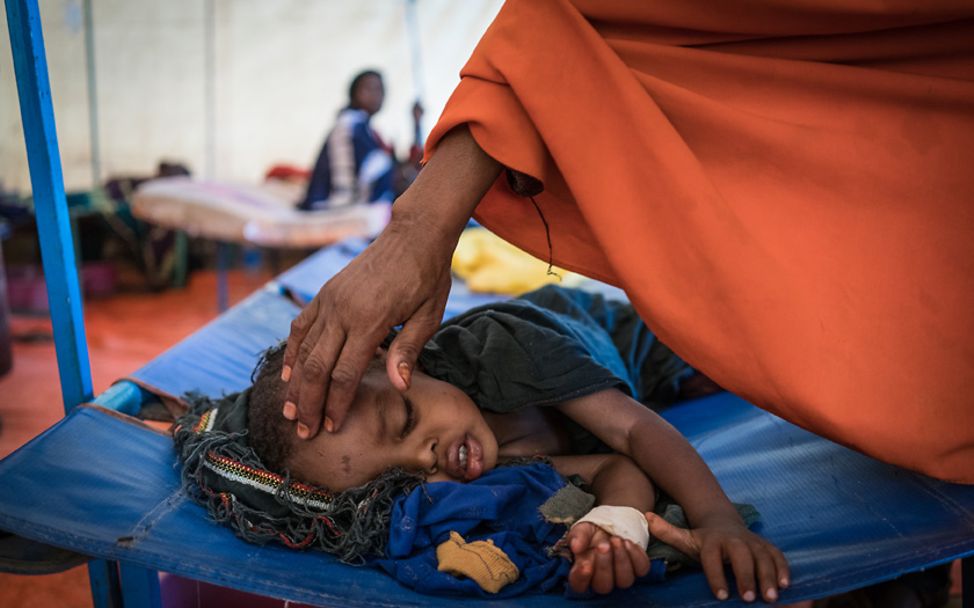 Drohende Hungersnot Somalia: Eine Mutter pflegt ihren an Cholera erkrankten Sohn