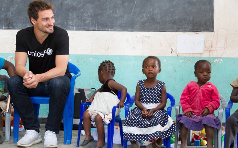 Mats Hummels beim Besuch des Childcare Centre in Chimwemwe