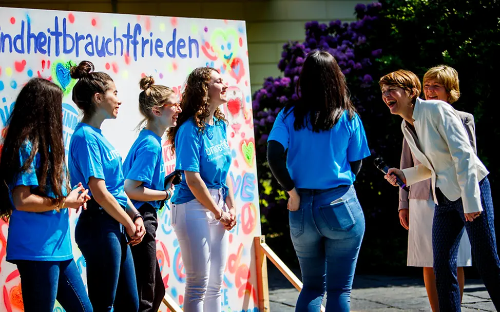 Neue Schirmherrin von UNICEF: Elke Büdenbender sprayt Peace-Symbole mit Jugendlichen. | © Julia Zimmermann/UNICEF Neue Schirmherrin von UNICEF: Elke Büdenbender sprayt Peace-Symbole mit Jugendlichen.