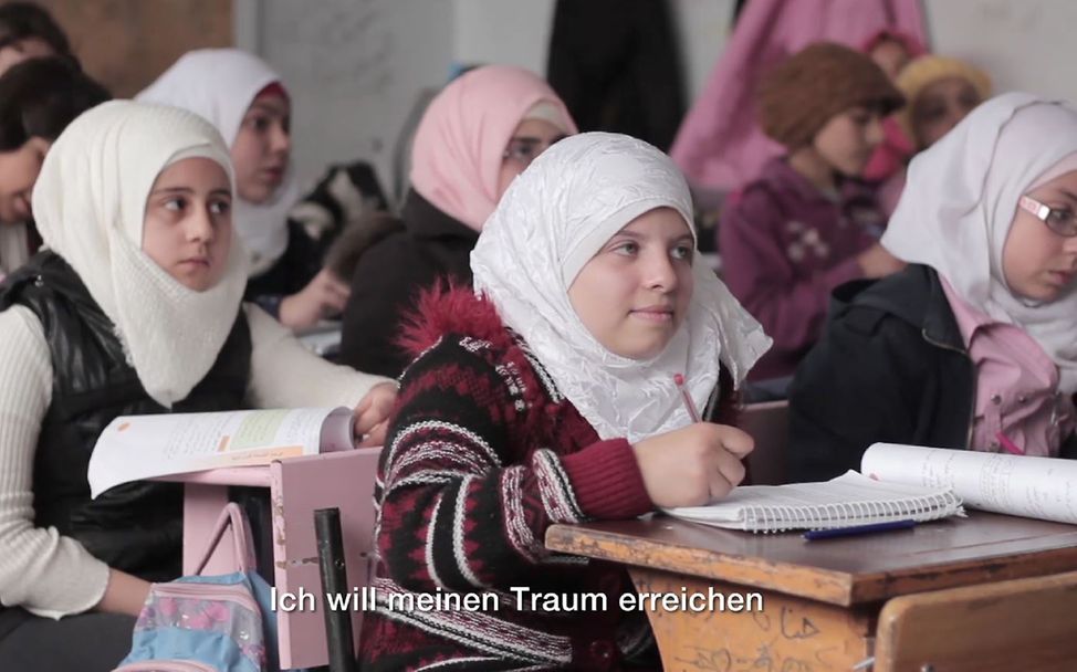 Saja beim Besuch einer Notschule in Aleppo