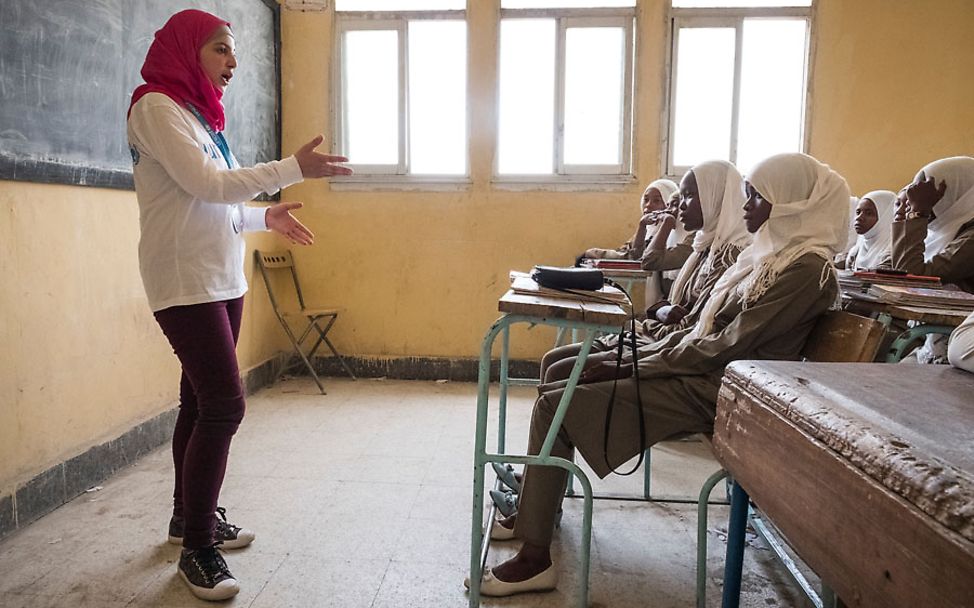 UNICEF-Botschafterin: Muzoon spricht vor einer Klasse in N'Djamena