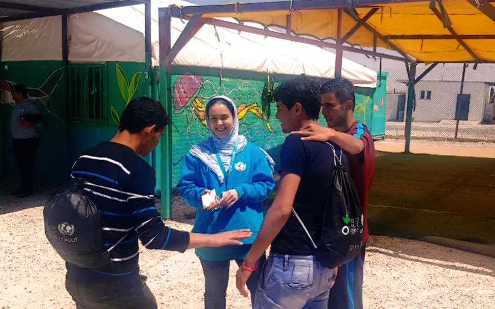 Mariam El Qasem mit jungen syrischen Flüchtlingen im Camp Za'atari | © UNICEF Jordanien Jordanien: Mariam im Interview mit Jugendlichen